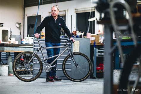 Atelier de Romuald Tillou avec des pièces de VTT vintage