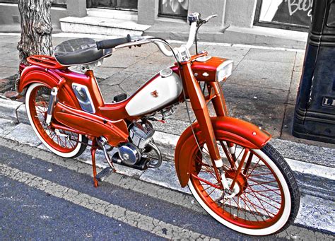 Infographie montrant le nombre de cyclomoteurs produits par Motobécane par an, avec un pic en 1963