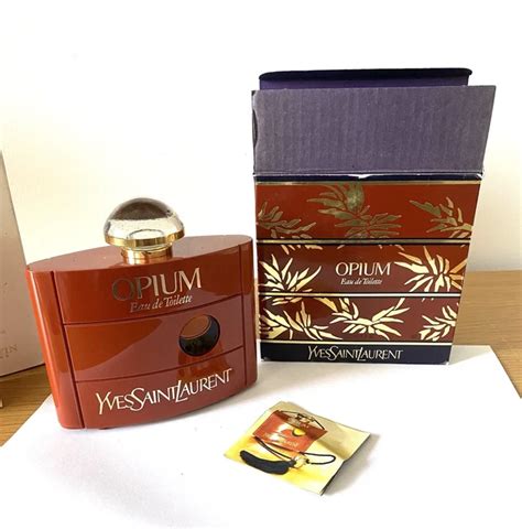 Design moderne du flacon d'Opium Eau de Toilette