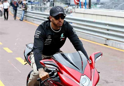 Photo de Lewis Hamilton avec une moto MV Agusta.