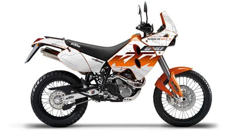 Image de la KTM 640 LC4 ADVENTURE équipée de pneus MICHELIN TRACKER sur un parcours tout-terrain.