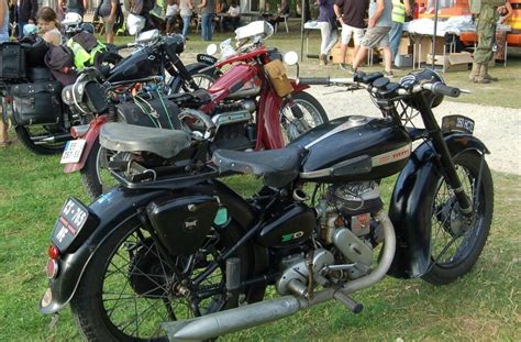 atelier de Serge avec des motos anciennes démontées