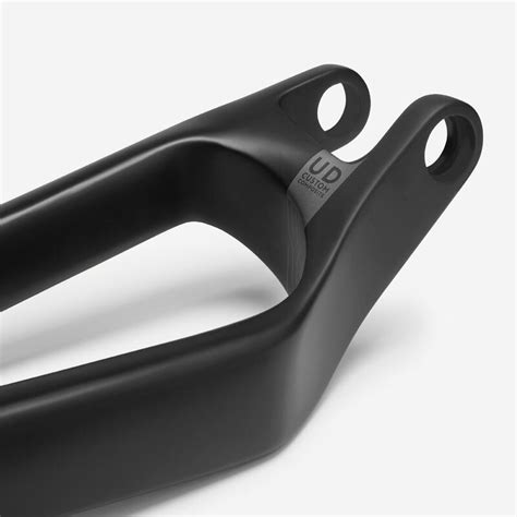 Vue détaillée du triangle arrière élargi du Rocky Mountain Sherpa, conçu pour accueillir un pneu de 2.8 pouces.