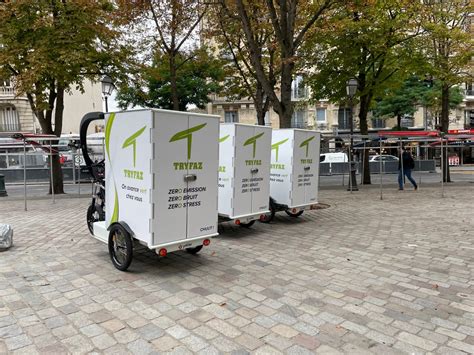Comparaison visuelle du temps de livraison entre un triporteur et une voiture en ville