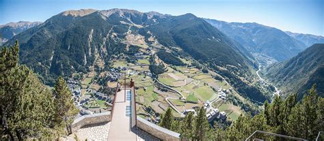 Vue panoramique des montagnes pyrénéennes en Andorre.