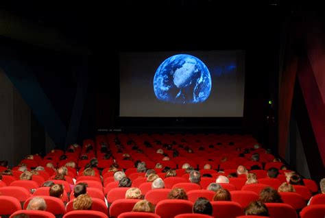 Image d'une salle de cinéma avec des enfants regardant l'écran.