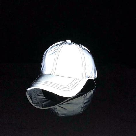 Cycliste portant une casquette réfléchissante Chrome par temps sombre