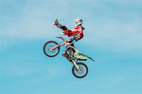 Motard effectuant un saut en motocross