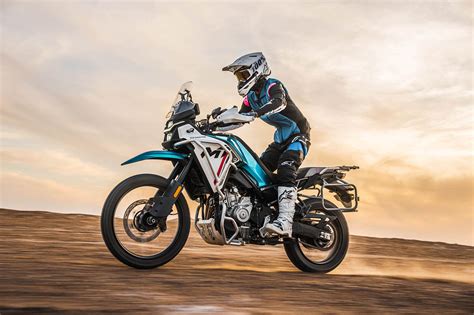 Motard réalisant une cascade impressionnante en moto tout-terrain