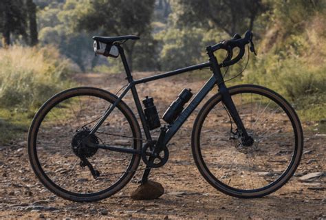 Cycliste adoptant une position confortable sur le Triban GRVL 120 en terrain gravel