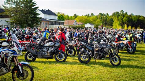 Vue aérienne d'un rassemblement moto avec de nombreuses motos et spectateurs