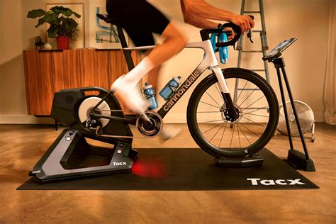 Illustration d'un home trainer moderne connecté avec un vélo de route installé.