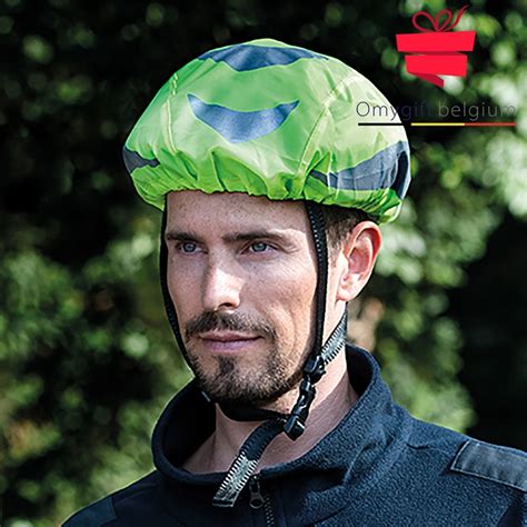 Cycliste portant une housse de casque de vélo fluo, de jour, avec le casque visible et la housse bien ajustée.