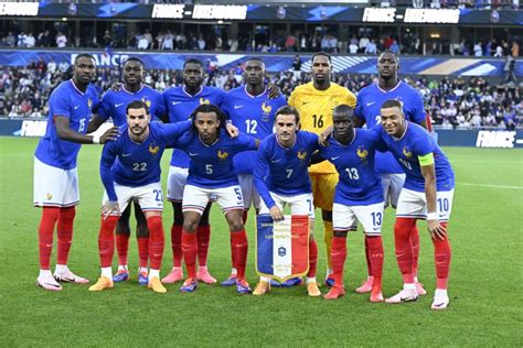 Scène du film montrant l'équipe de football de Vauxbrelles en difficulté