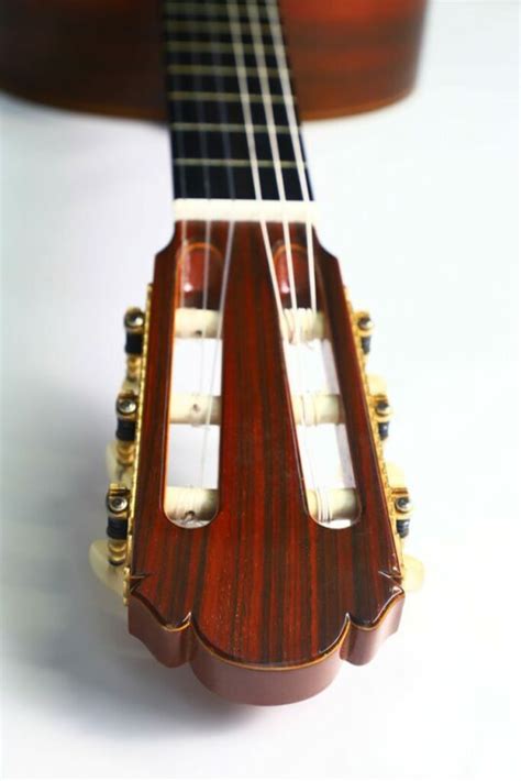 Gros plan sur le manche et la tête de la guitare Yamaha CS40, montrant les mécaniques chromées.