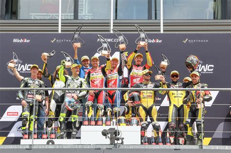 Podium de la catégorie Espoirs 4 avec les pilotes et leurs motos.