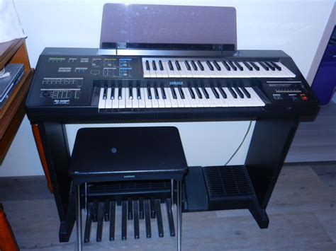 Carte électronique d'un orgue Yamaha avec condensateurs
