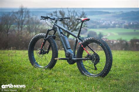 Photo d'un vélo fatbike électrique Cube Nutrail Hybrid 500 en action sur un sentier enneigé