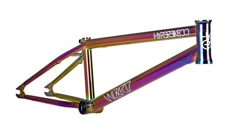 Exemple d'autocollant Thrasher rectangulaire appliqué sur un cadre de BMX