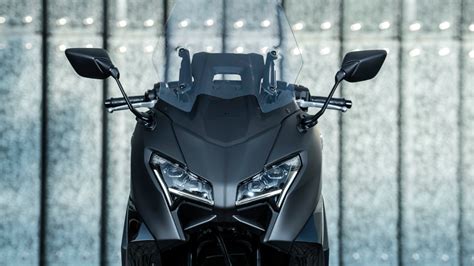 Vue de face du Yamaha TMAX 560 avec sa nouvelle double optique