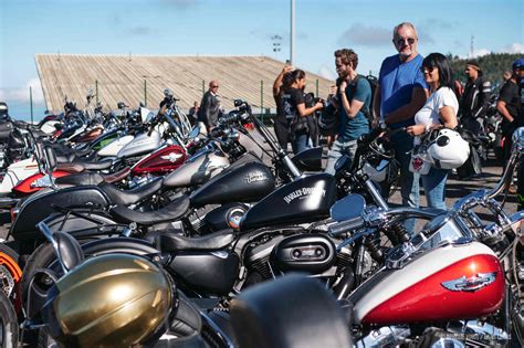 Représentation de motards Harley-Davidson lors d'un hommage