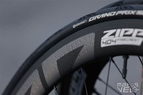 Photo des roues Zipp 404 Firecrest montées sur un vélo de route
