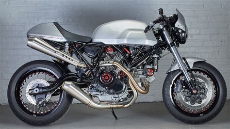 Comparaison côte à côte de la Ducati 1000 Sport et de la 1000 Sport S, montrant la différence de carénage