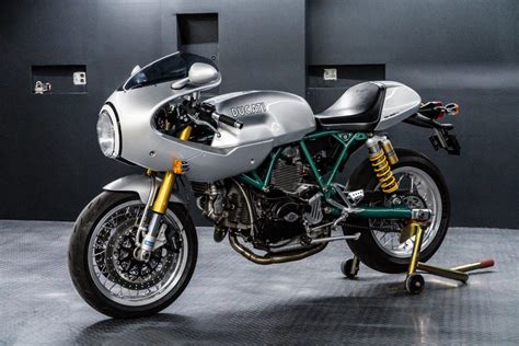 Tableau de bord de la Ducati SportClassic 1000, mettant en évidence les compteurs rétro