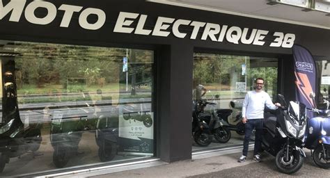 Vitre d'un magasin de scooters avec des modèles exposés