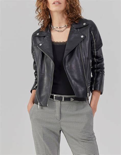 Veste motard asymétrique noire en cuir pour femme, mettant en valeur son design audacieux et sa couleur élégante.