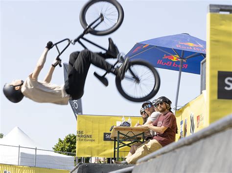 Un rider BMX Flat en pleine action, exécutant une figure complexe.