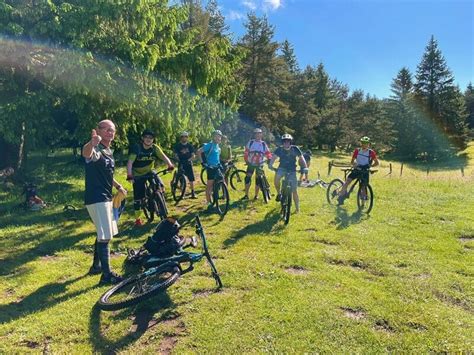 Groupe de cyclistes VTT explorant un chemin forestier en Mayenne