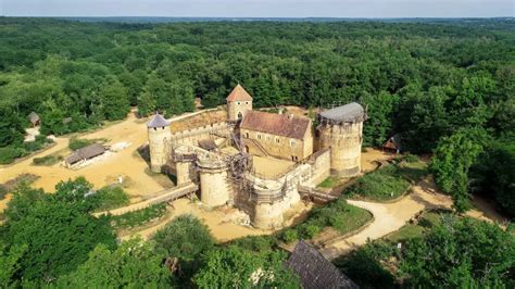 Vue panoramique d'un château médiéval en Mayenne