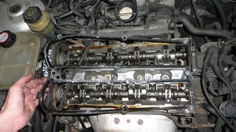 Vue du haut moteur avec cache-culbuteur et soupapes