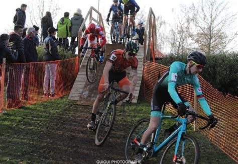 Photo des coureurs sur le podium du cyclo-cross