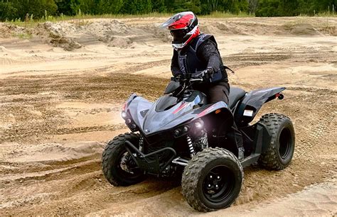Vue de face du Kymco Maxxer 450i SE mettant en avant ses finitions sportives