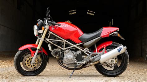 Photo de la première Ducati Monster 900 dans sa livrée rouge iconique.