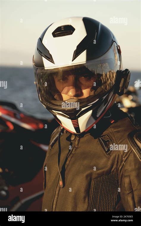 Illustration montrant un motard avec un casque et des gants, symbolisant les garanties incluses