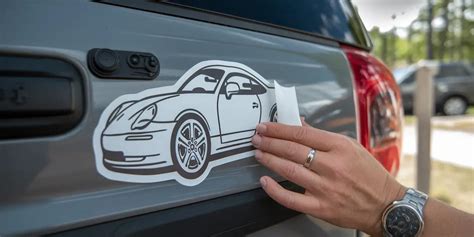 Illustration étape par étape de la pose d'un autocollant de kit déco, montrant le centrage et le lissage vers l'extérieur