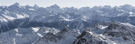 Vue panoramique des Alpes savoyardes.