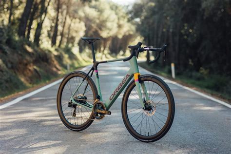 Photo d'un vélo de course de compétition avec zoom sur le pédalier et la transmission