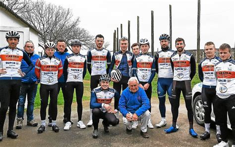 Photo d'équipe de VTTistes souriants et fatigués à la fin d'une course