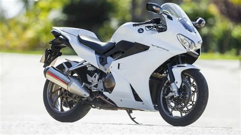 Vue de la Honda VFR800 en coloris blanc perle