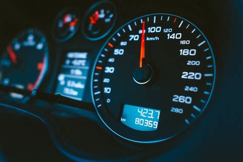 Photo d'une Honda VFR avec un compteur kilométrique affichant un kilométrage très élevé