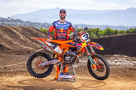Photo d'Eli Tomac sur sa KTM 450 SX-F FACTORY EDITION lors d'une course de Supercross.