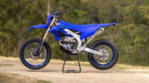 Schéma du nouveau cadre de la Yamaha WR450F 2024 avec les éléments abaissés pour un centre de gravité plus bas.