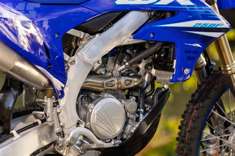 Comparaison visuelle des Yamaha WR250F et WR450F mettant en avant leurs différences et similitudes.