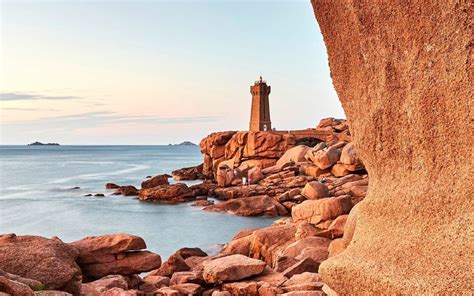 Le phare de Ploumanac'h se détachant sur les rochers de granit rose