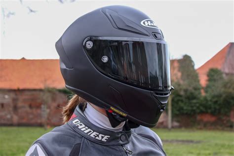 Illustration d'une visière teintée pour casque moto