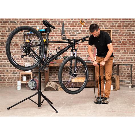Pied d'atelier pour VTT, permettant de le maintenir stable pendant l'entretien.